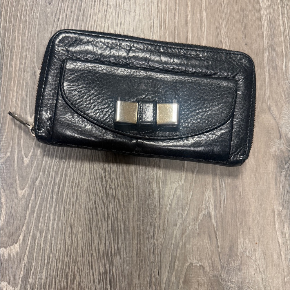 ✨ Chloé Black Leather Zip Wallet – Pre-Owned ✨